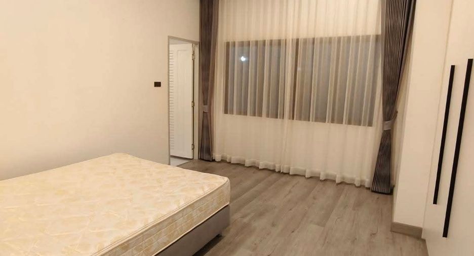 Casa en alquiler de 5 habitaciones en Bang Lamung, Chonburi