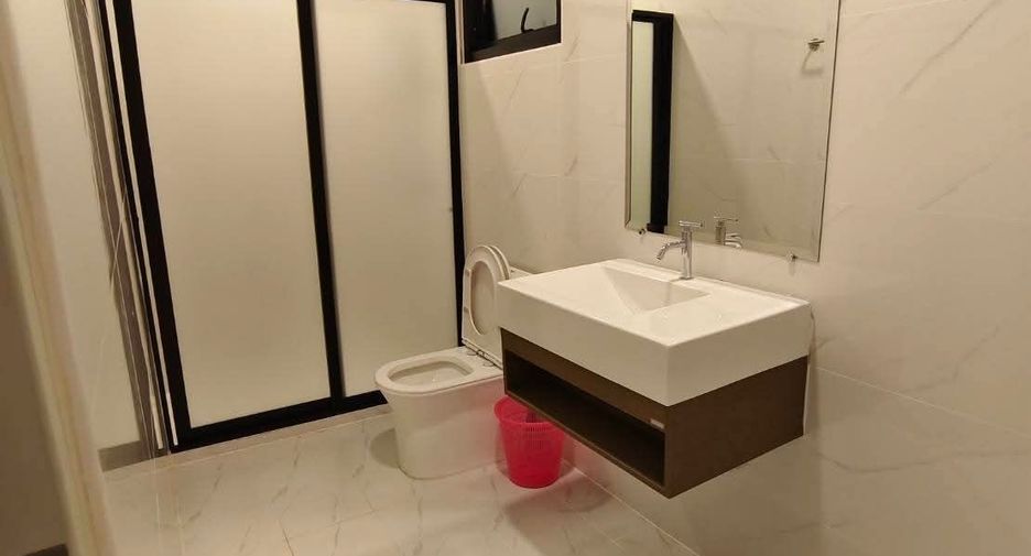 Casa en alquiler de 5 habitaciones en Bang Lamung, Chonburi