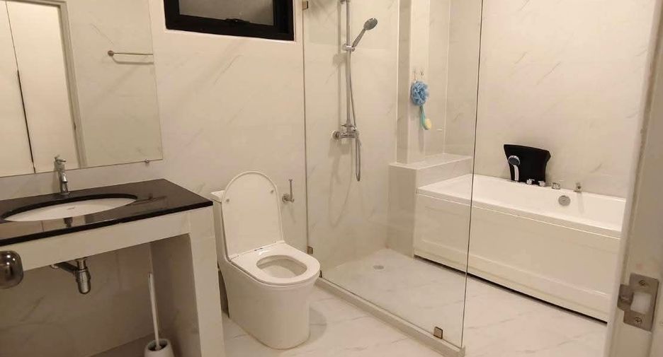 Casa en alquiler de 5 habitaciones en Bang Lamung, Chonburi