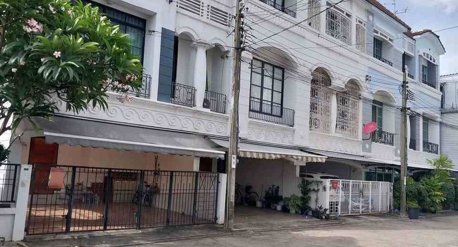 For rent 3 bedrooms townhouse in Lat Phrao, Bangkok