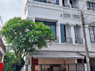 Casa adosada en alquiler de 3 habitaciones en Lat Phrao, Bangkok