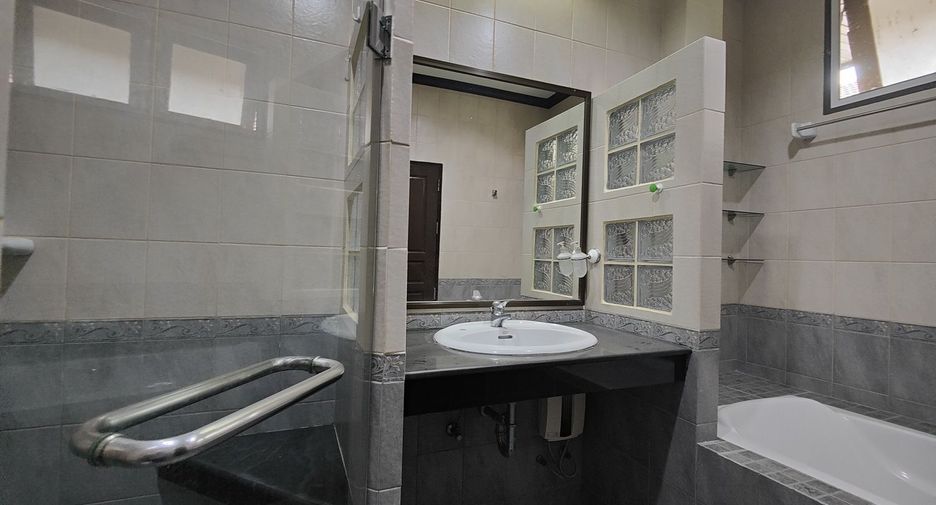 Аренда 4 спальни дом в Щаттхана, Бангкок