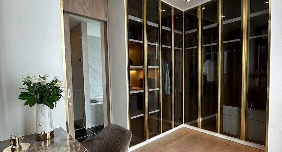 For sale 3 bedrooms condo in Khlong Toei, Bangkok