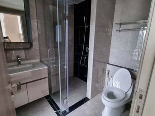 Condo en alquiler de 2 habitaciones en Huai Khwang, Bangkok