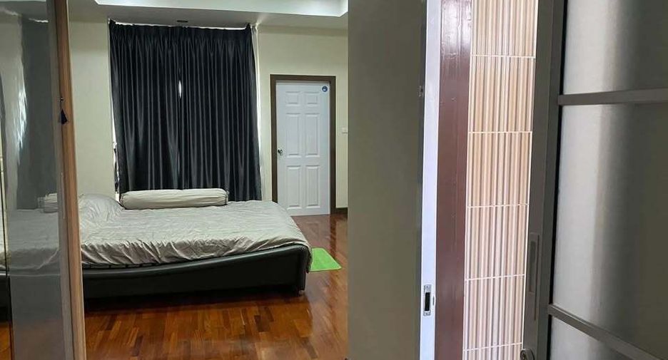 For sale 3 bedrooms house in Si Racha, Chonburi