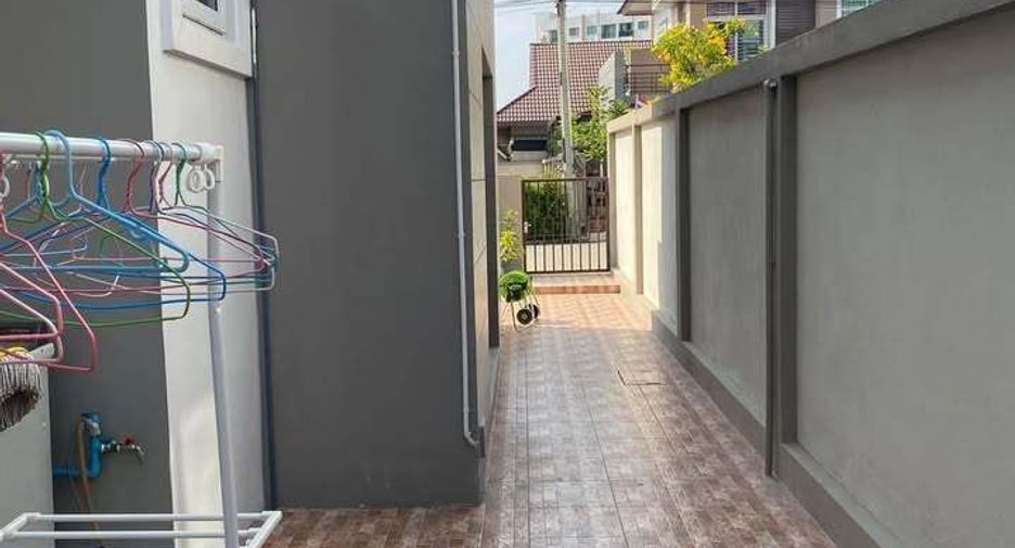 For sale 3 bedrooms house in Si Racha, Chonburi