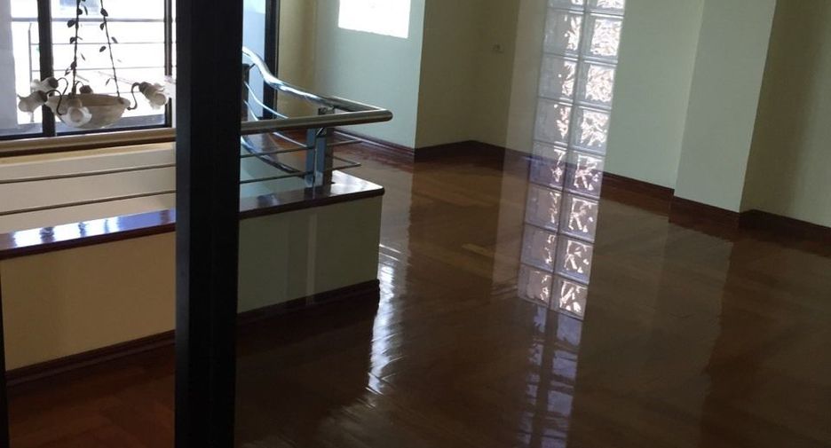 For rent 4 ベッドルーム retail Space in Sathon, Bangkok