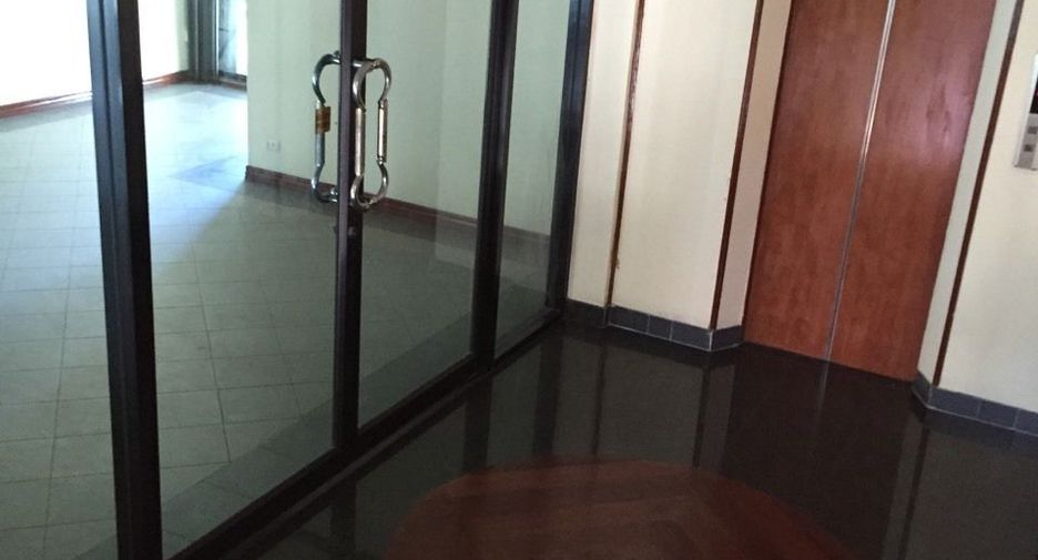 For rent 4 ベッドルーム retail Space in Sathon, Bangkok