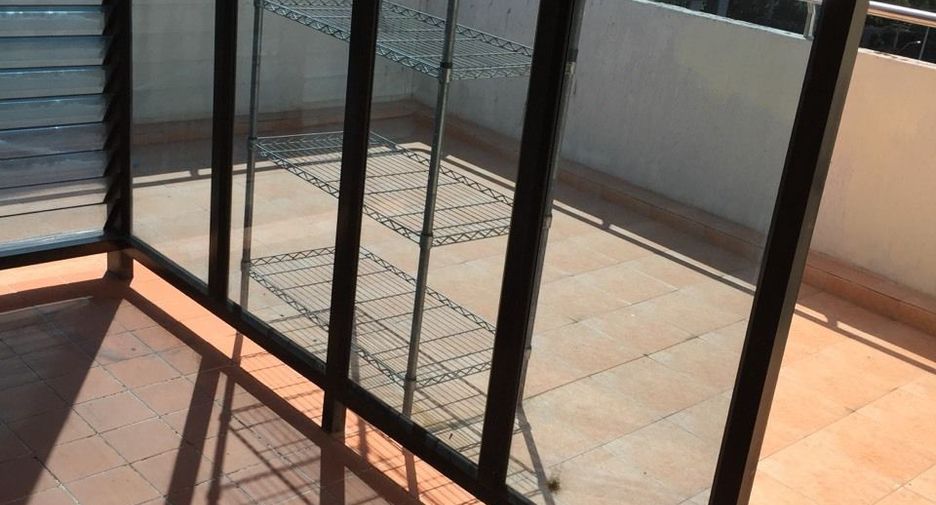 For rent 4 ベッドルーム retail Space in Sathon, Bangkok