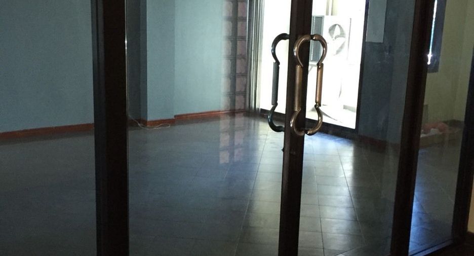 For rent 4 ベッドルーム retail Space in Sathon, Bangkok
