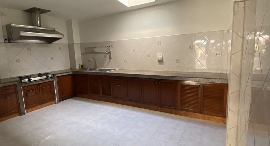 For rent 2 bedrooms townhouse in Lat Phrao, Bangkok