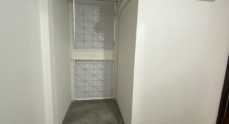For rent 2 bedrooms townhouse in Lat Phrao, Bangkok