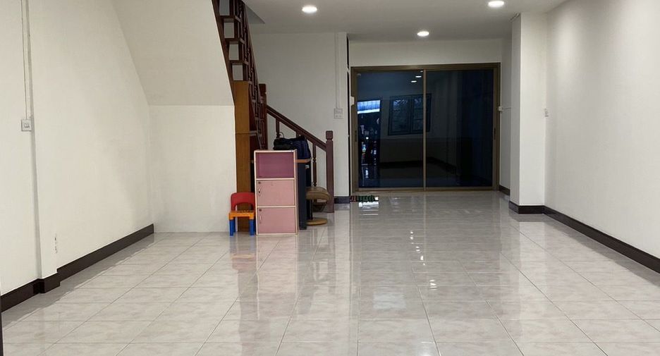 For rent 2 bedrooms townhouse in Lat Phrao, Bangkok