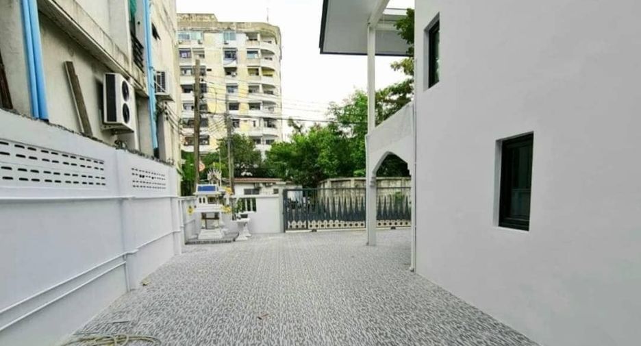 For rent 3 bedrooms house in Lat Phrao, Bangkok