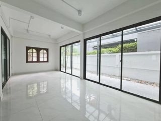 Casa en alquiler de 3 habitaciones en Lat Phrao, Bangkok