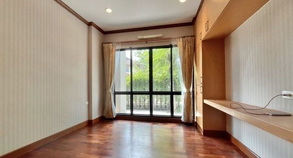 For sale 4 bedrooms house in Khan Na Yao, Bangkok
