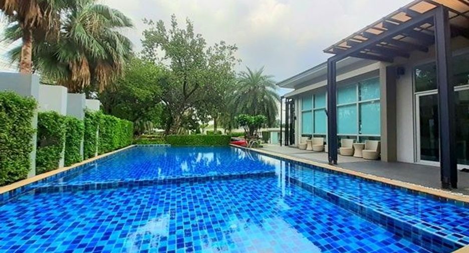 For sale 4 bedrooms house in Khan Na Yao, Bangkok