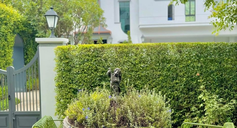 For sale 5 bedrooms house in Saphan Sung, Bangkok