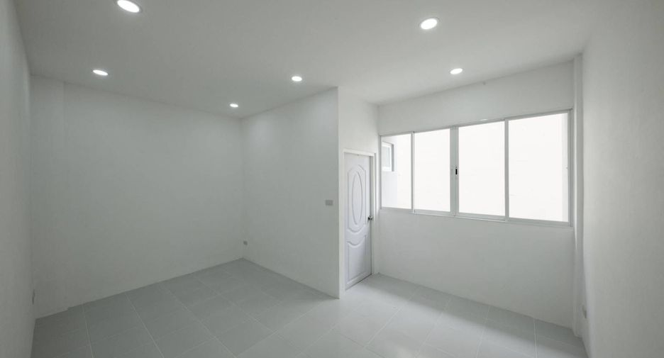 For sale 4 bedrooms townhouse in Lat Phrao, Bangkok