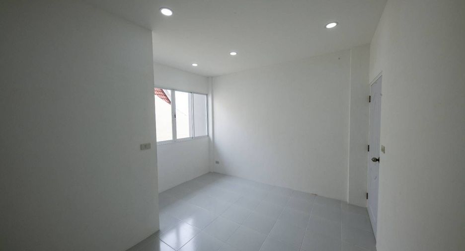 For sale 4 bedrooms townhouse in Lat Phrao, Bangkok