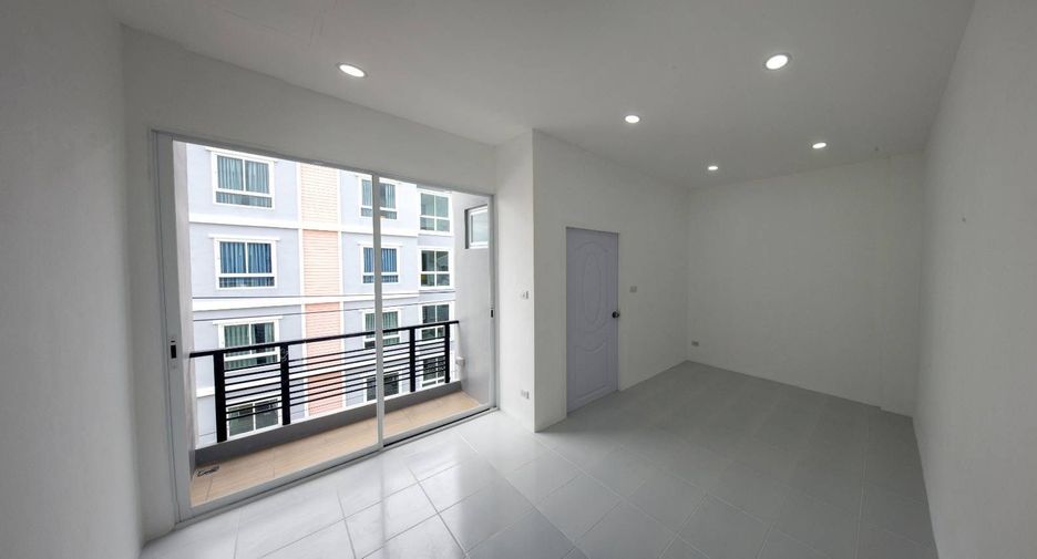 For sale 4 bedrooms townhouse in Lat Phrao, Bangkok