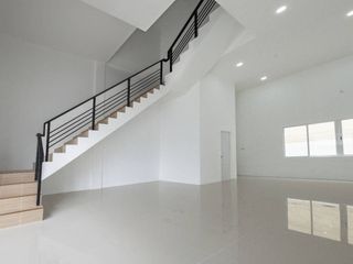 出售 4 卧室 联排别墅 在 Lat Phrao, 曼谷