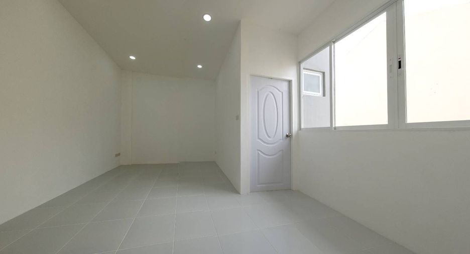For sale 4 bedrooms townhouse in Lat Phrao, Bangkok