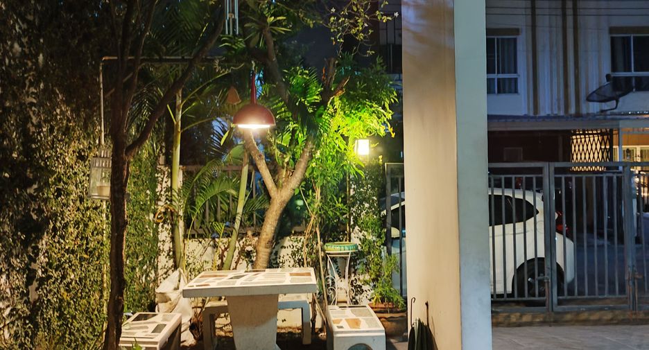 Reihenhaus zum Kauf mit 3 Zimmer in Khlong Sam Wa, Bangkok