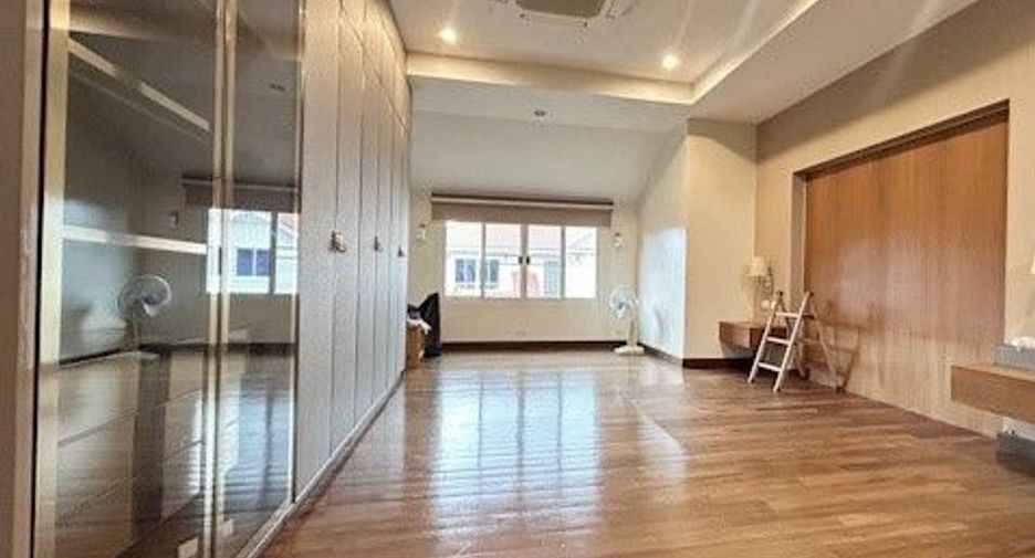 For sale 3 bedrooms house in Lat Phrao, Bangkok