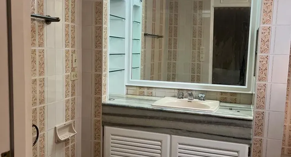 For sale 6 bedrooms condo in Watthana, Bangkok