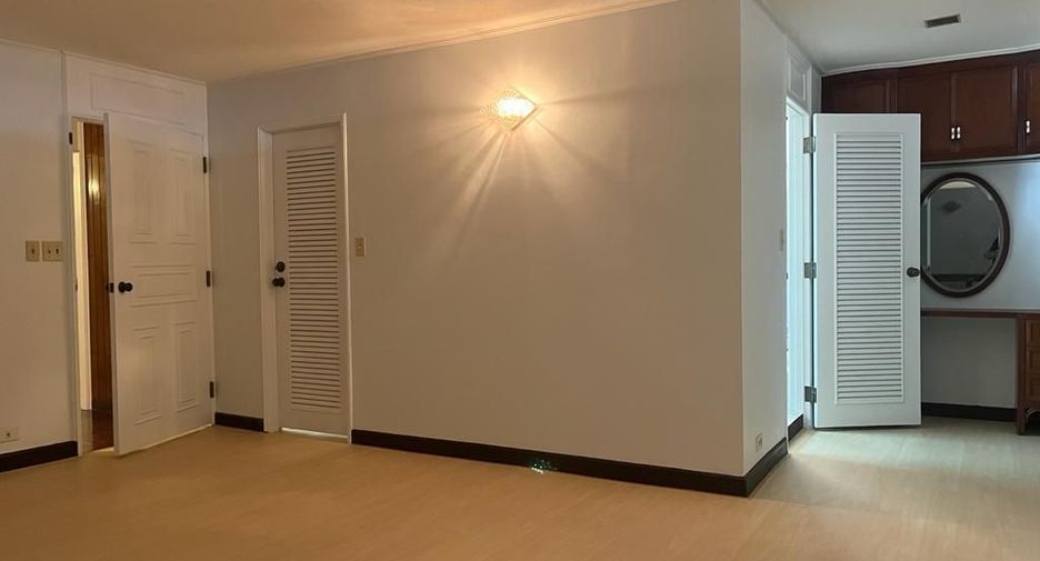 For sale 6 bedrooms condo in Watthana, Bangkok