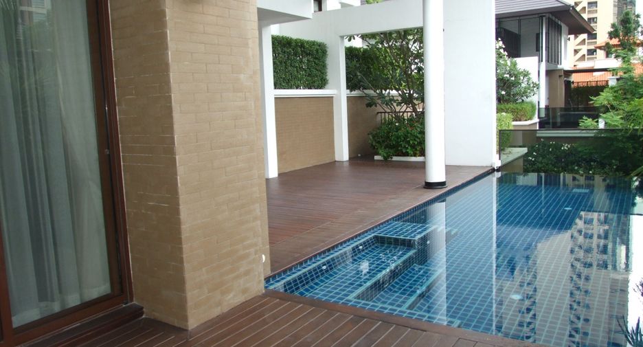 For rent 4 bedrooms house in Khlong Toei, Bangkok