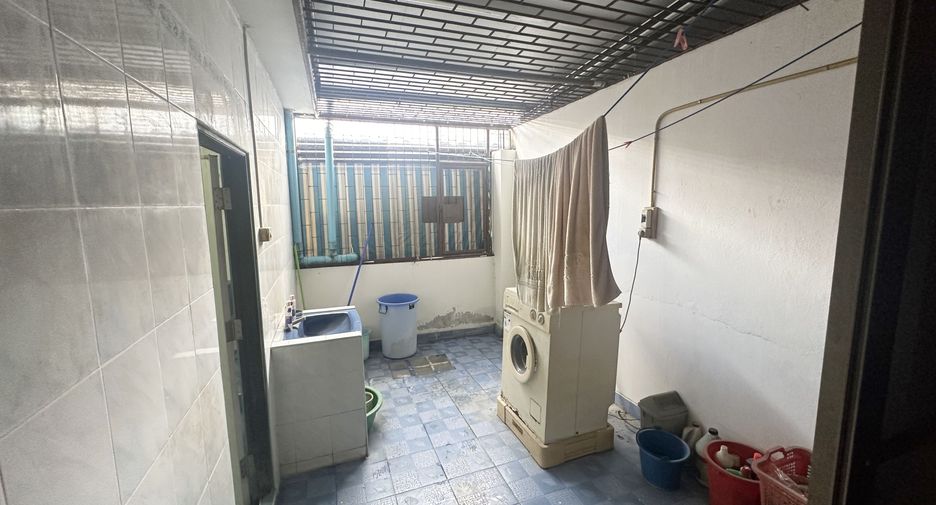 For sale 3 bedrooms retail Space in Thung Khru, Bangkok