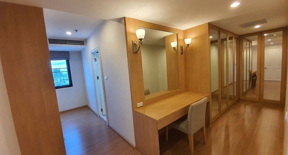 For rent 3 bedrooms apartment in Watthana, Bangkok