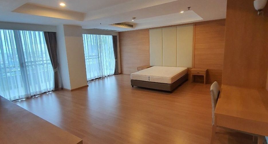 For rent 3 bedrooms apartment in Watthana, Bangkok