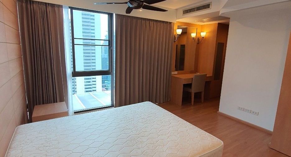 For rent 3 bedrooms apartment in Watthana, Bangkok