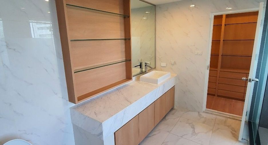 For rent 3 bedrooms apartment in Watthana, Bangkok