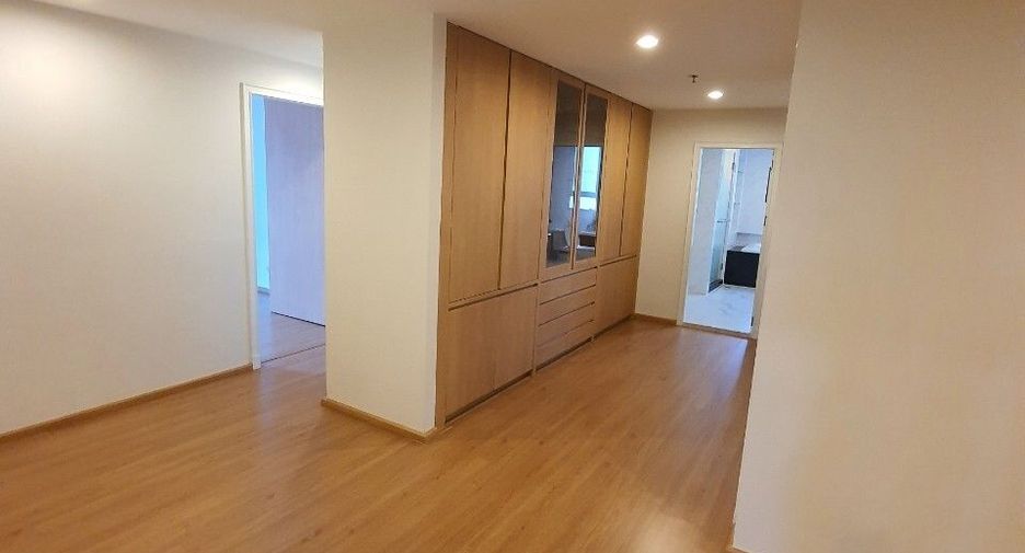 For rent 3 bedrooms apartment in Watthana, Bangkok