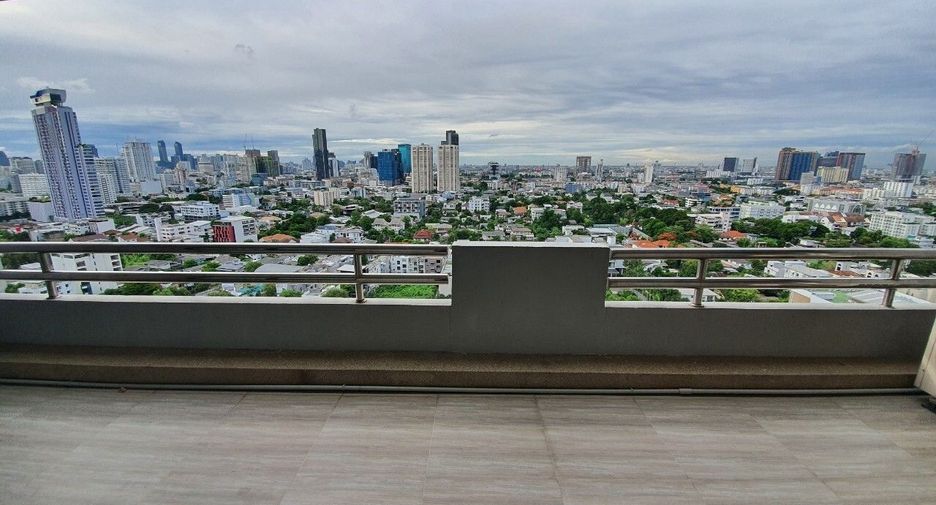 For rent 3 bedrooms apartment in Watthana, Bangkok