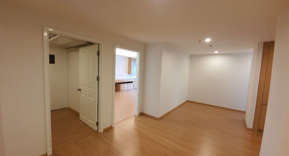 For rent 3 bedrooms apartment in Watthana, Bangkok