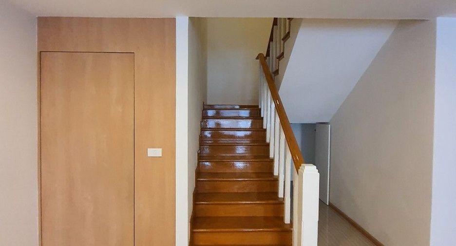 For rent 3 bedrooms apartment in Watthana, Bangkok