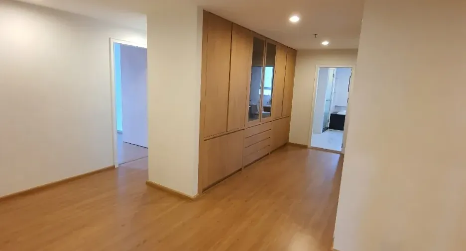 For rent 3 bedrooms apartment in Watthana, Bangkok