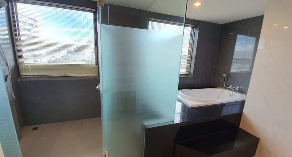 For rent 3 bedrooms apartment in Watthana, Bangkok