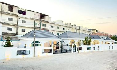Villa zum Kauf mit 4 Zimmer in Bang Lamung, Chonburi