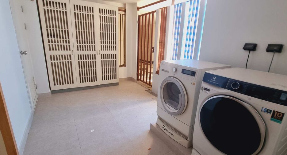 For rent 3 bedrooms condo in Sathon, Bangkok