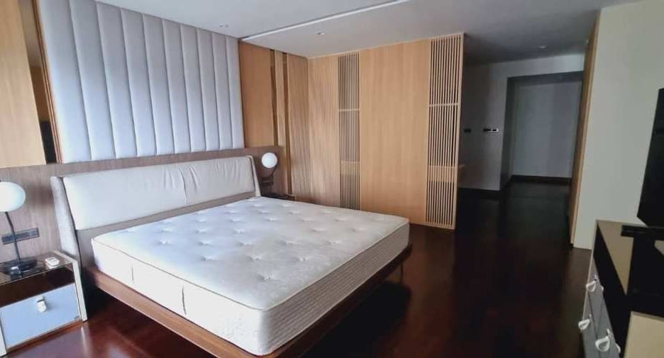 For rent 3 bedrooms condo in Sathon, Bangkok