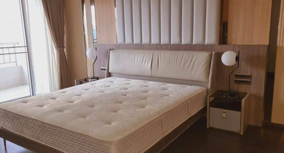 For rent 3 bedrooms condo in Sathon, Bangkok
