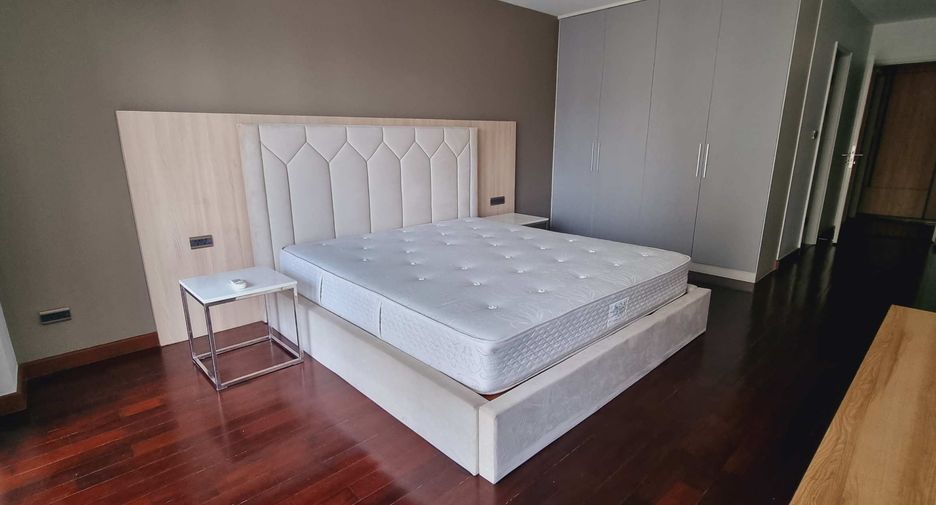 For rent 3 bedrooms condo in Sathon, Bangkok