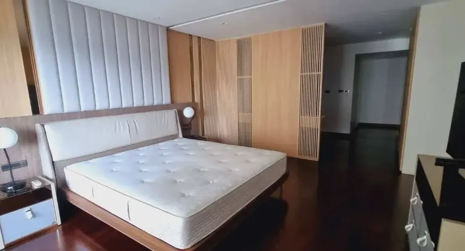 For rent 3 bedrooms condo in Sathon, Bangkok