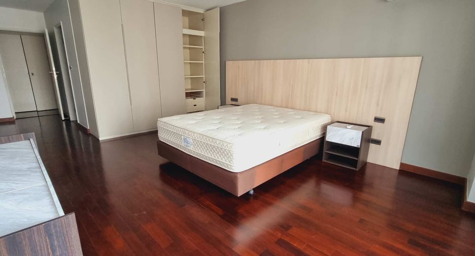 For rent 3 bedrooms condo in Sathon, Bangkok